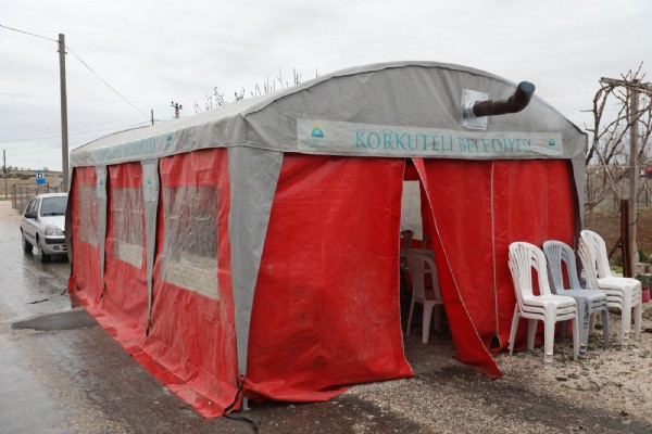 KORKUTELİ’NDE GÖNÜL BELEDİYECİLİĞİ: ZOR GÜNLERDE SICAK DAYANIŞMA